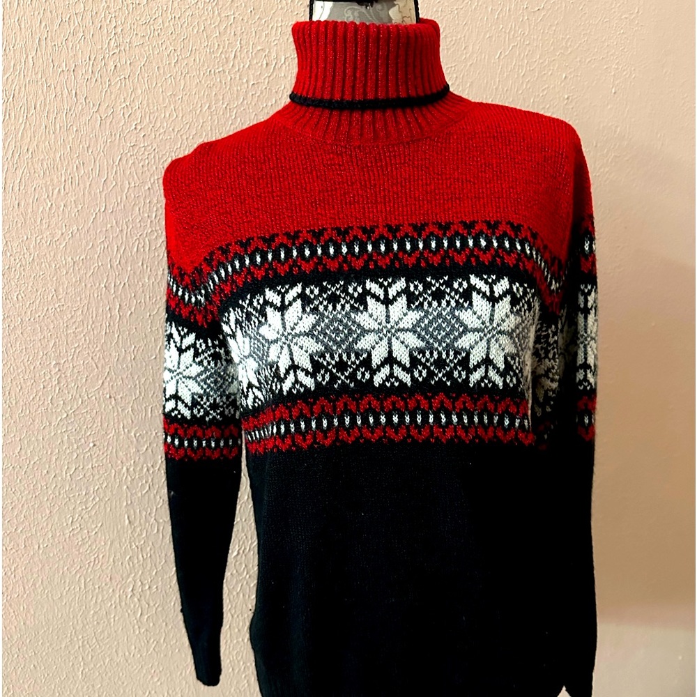 Turtle neck sweater snowflake